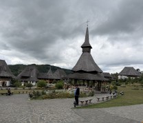 Offene Gebetshalle im Holzkloster Bârsana, Maramureș, Rumänien 2026 (Bild: Romeo Ritter)