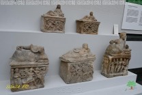 Reliefs und figürliche Objekte ergänzen die umfangreichen Keramik- und Schmucksammlungen. (Bild: Stefan Siedler)