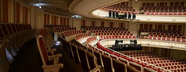 Blick in den Zuschauerraum der Staatsoper Unter den Linden mit seinen Rängen und Logen.