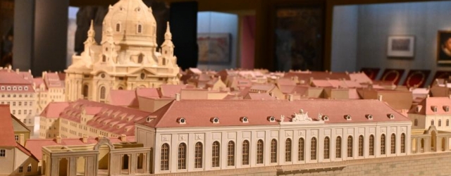 Ein Stadtmodell zeigt die historische Bebauung Dresdens rund um die Frauenkirche.